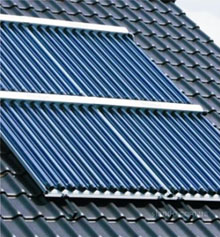 Панели вакуумного солнечного коллектора на склоне крыши